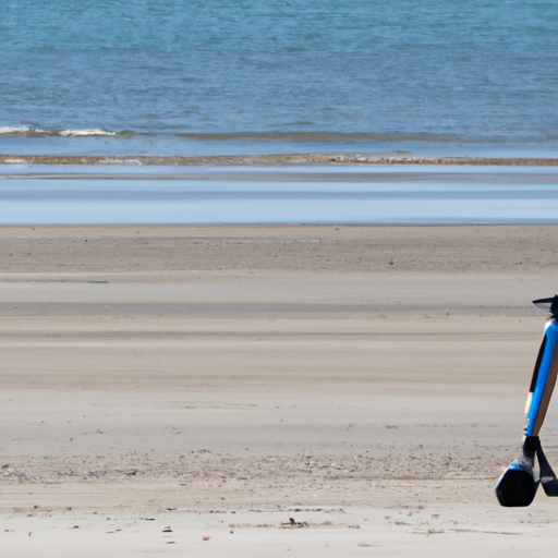 צילום פנורמי של חוף חולי שליו עם קטנוע נייד חונה ליד קו החוף.